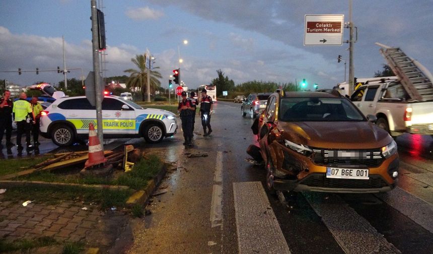 Antalya'da kırmızı ışığı umursamadı! İki araca çarptı