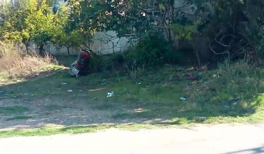 Antalya'da motosiklet yoldan çıkarak devrildi