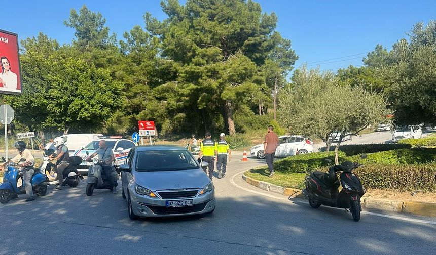 Antalya'da otomobille çarpışan motosikletli hastaneye kaldırıldı