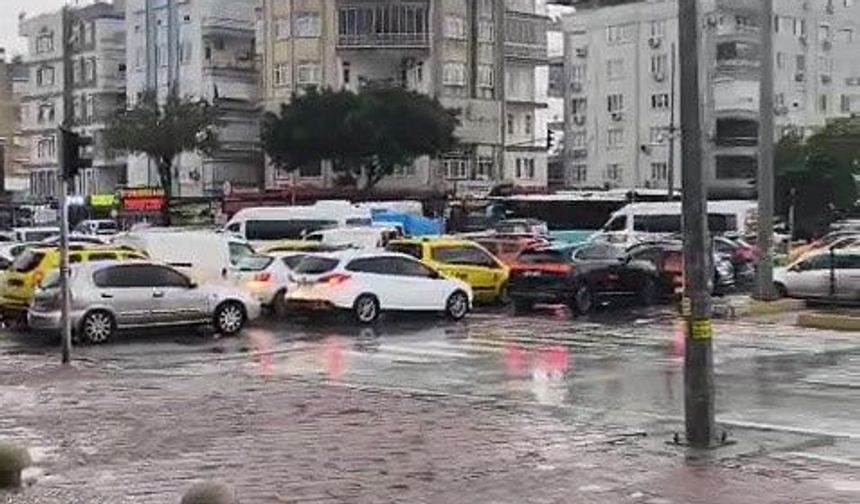 Antalya'da trafik ışıkları yolu kilitledi