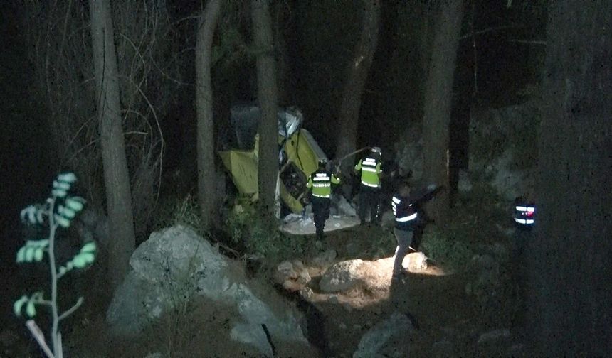 Antalya'da uçuruma yuvarlanan araçta ölü ve yaralılar var