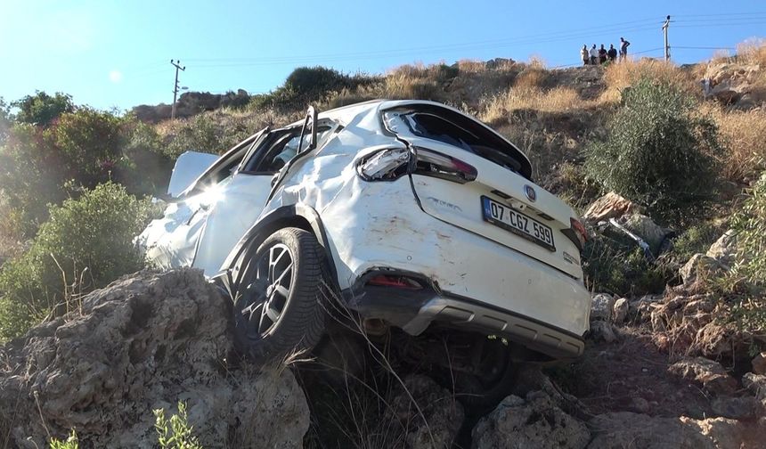 Antalya'da uçurumdan yuvarlandı, araçta sıkıştı