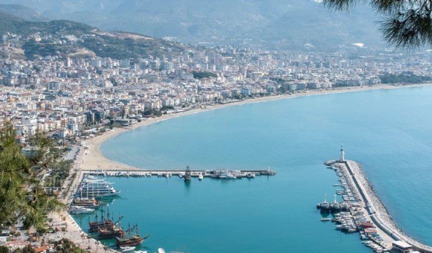 Antalya'ya nüfusunun 5 katından fazla turist geldi