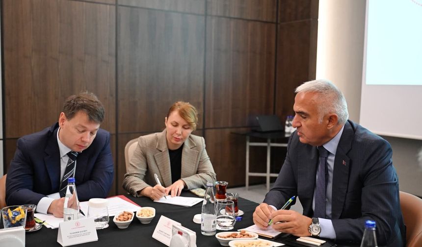 Bakan Ersoy masaya oturdu! Antalya’da Rus heyetle kritik uçuş pazarlığı