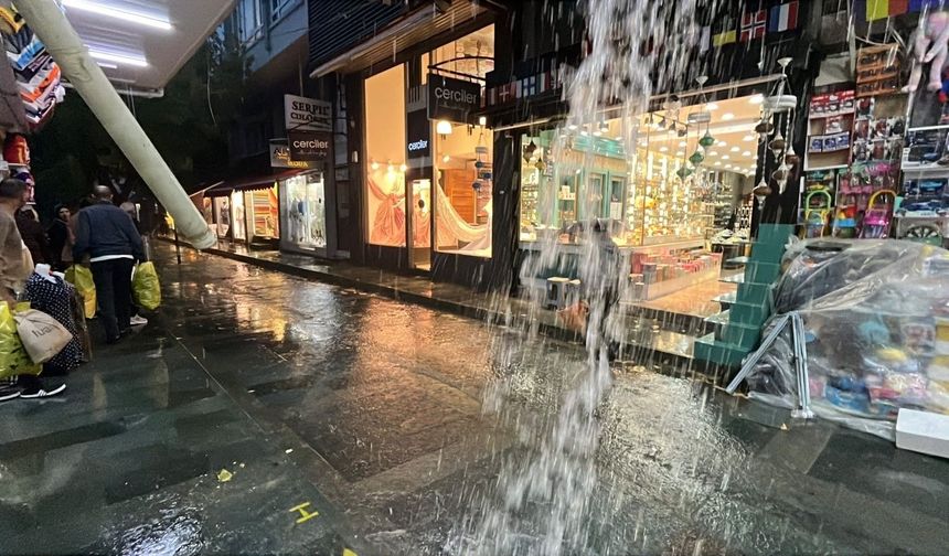 Demre’de sel yolları kapattı, Manavgat’ta hortum sera bırakmadı