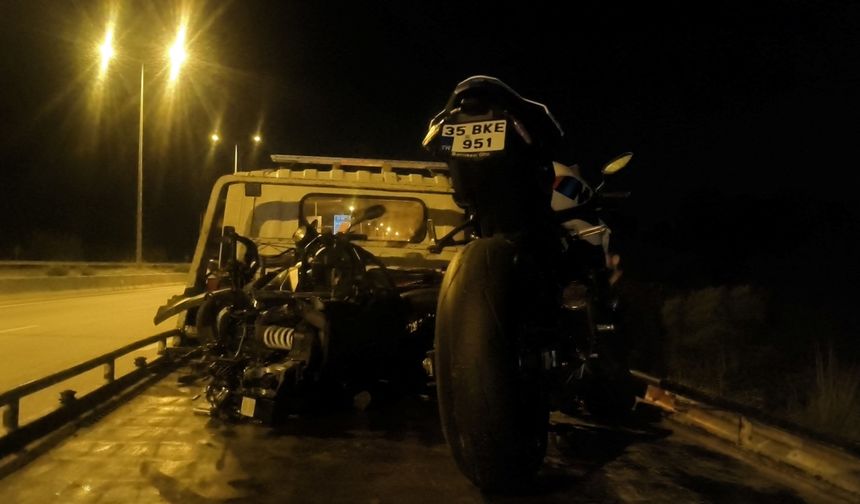 Antalya'da seyir halindeki 2 motosiklet çarpıştı, sürücüler yaralandı