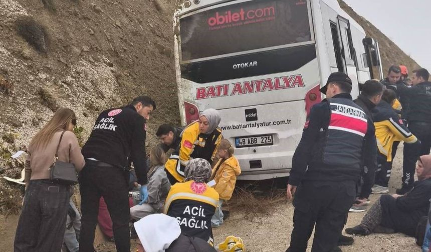 SON DAKİKA: Korkuteli-Fethiye yolunda feci kaza! 9 yaralı