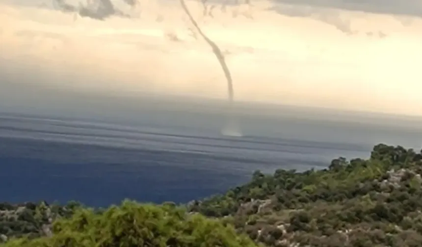 Antalya Kumluca'da hortum karaya ulaştı