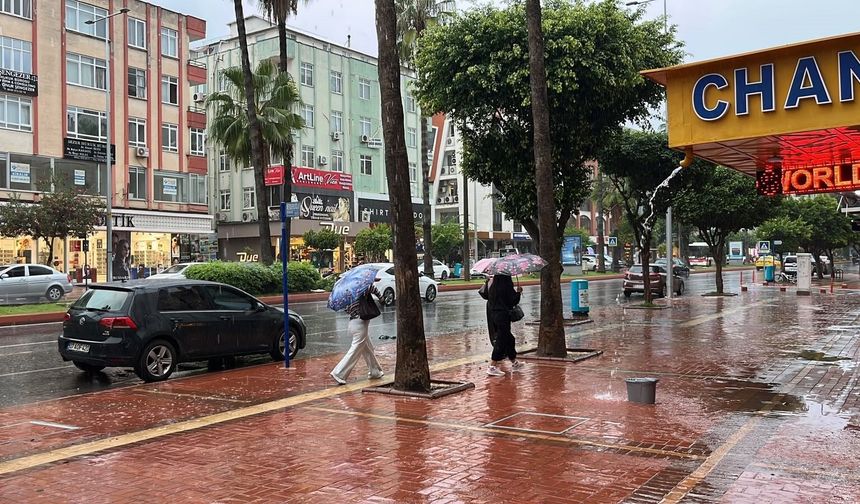 Meteorolojinin uyarısı tuttu! Alanya gök gürültüsüyle uyandı