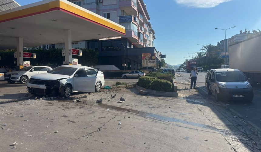 SON DAKİKA: Alanya Dinek'te otomobil petrol istasyonuna daldı